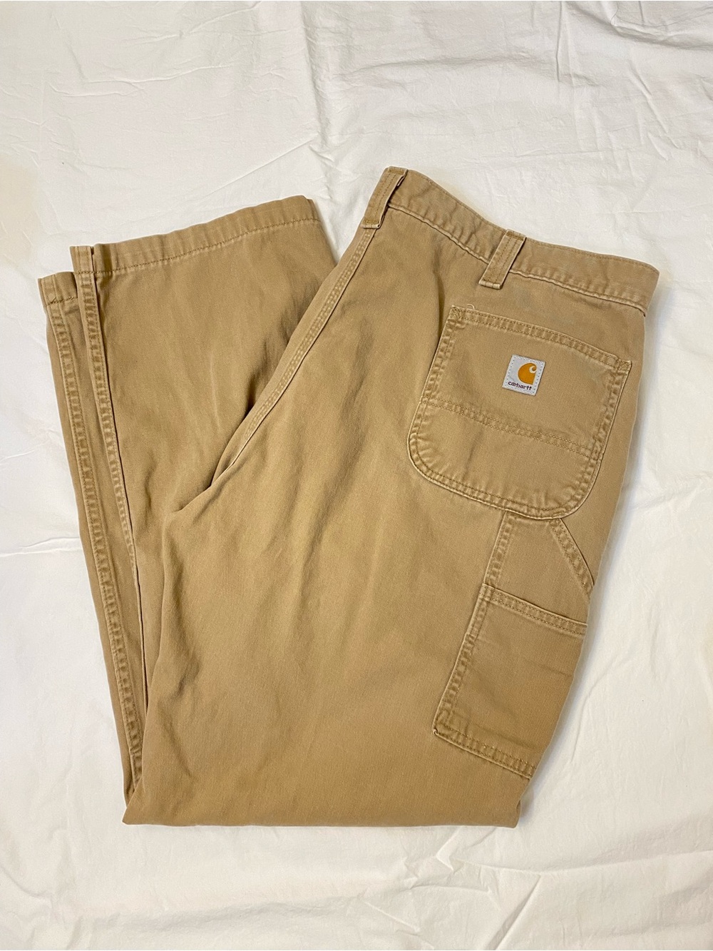 Carhartt Men’s pants Size 44 by 32 in good condition, clean, no tear.